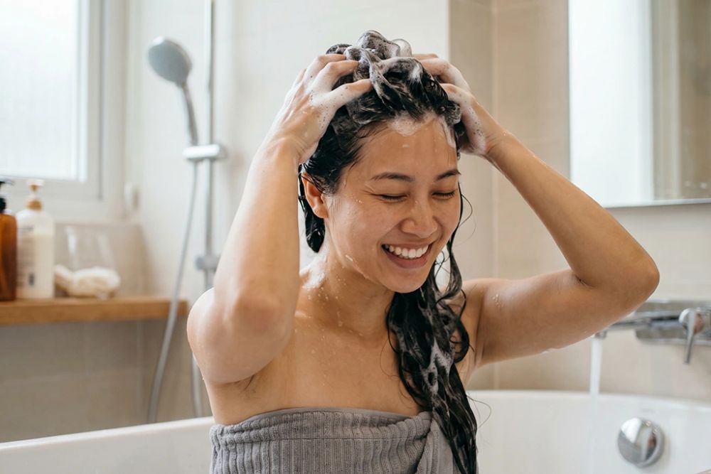Chăm sóc tóc dầu đúng cách giúp kiểm soát bã nhờn, hạn chế tóc nhanh bết và bí da đầu.
