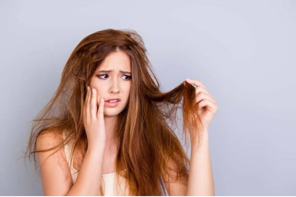 Tóc khô xơ cần được làm sạch nhẹ nhàng kết hợp dưỡng ẩm để phục hồi độ mềm mượt.