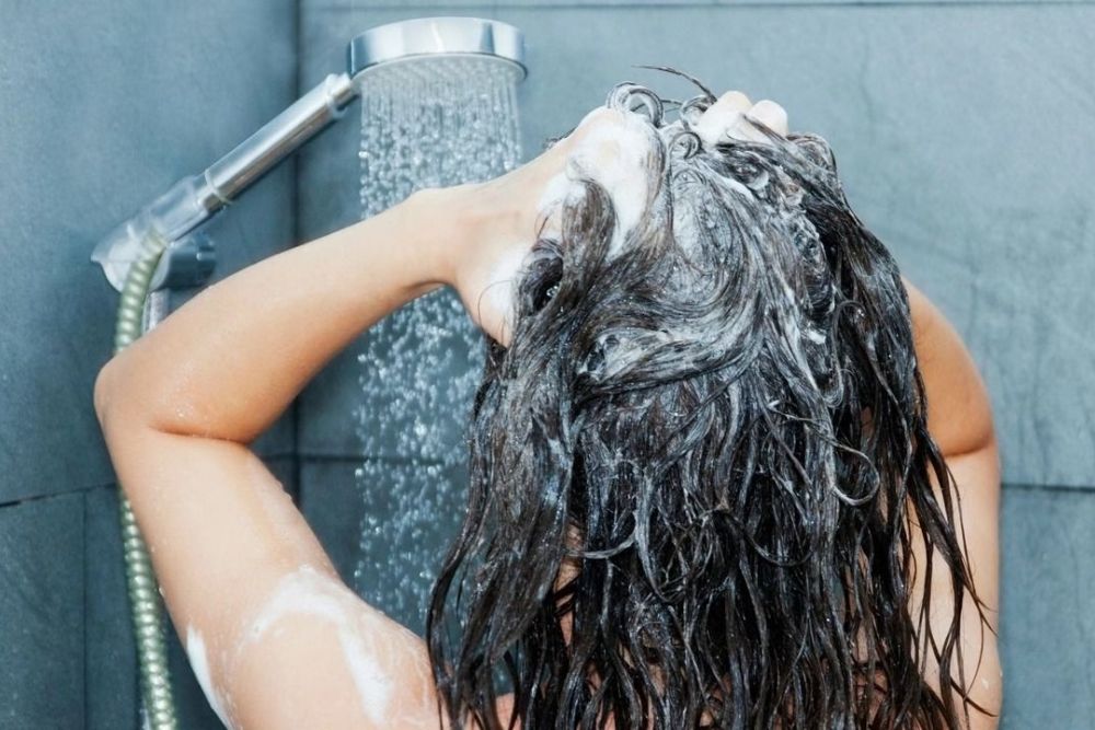 Duy trì thói quen gội đầu phù hợp giúp tóc luôn sạch thoáng và khỏe đẹp mỗi ngày.
