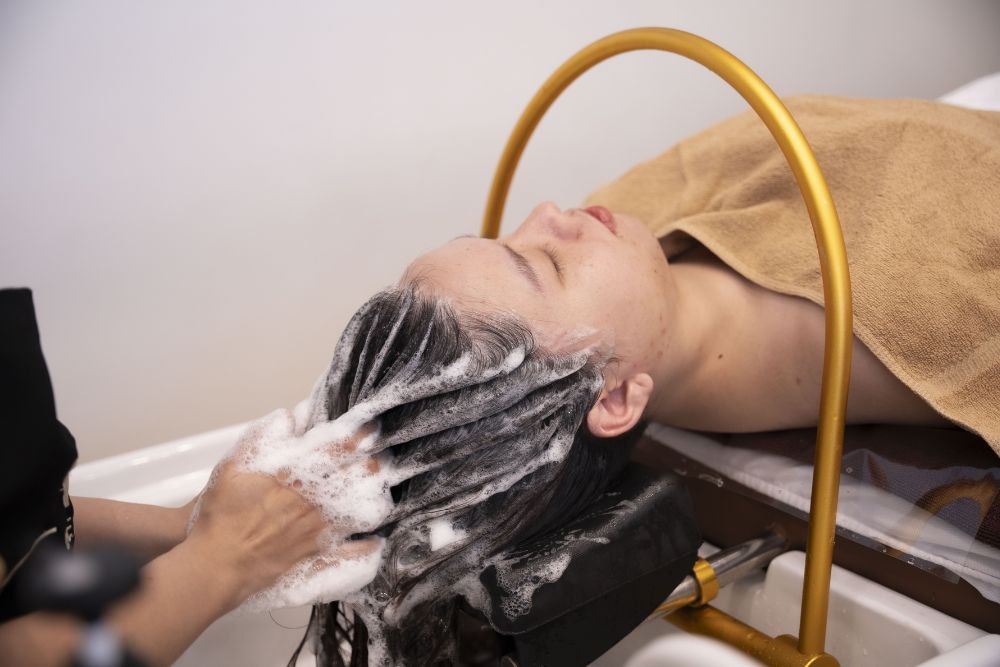 Gội đầu dưỡng sinh kết hợp làm sạch sâu và massage giúp chăm sóc tóc, thư giãn cơ thể.