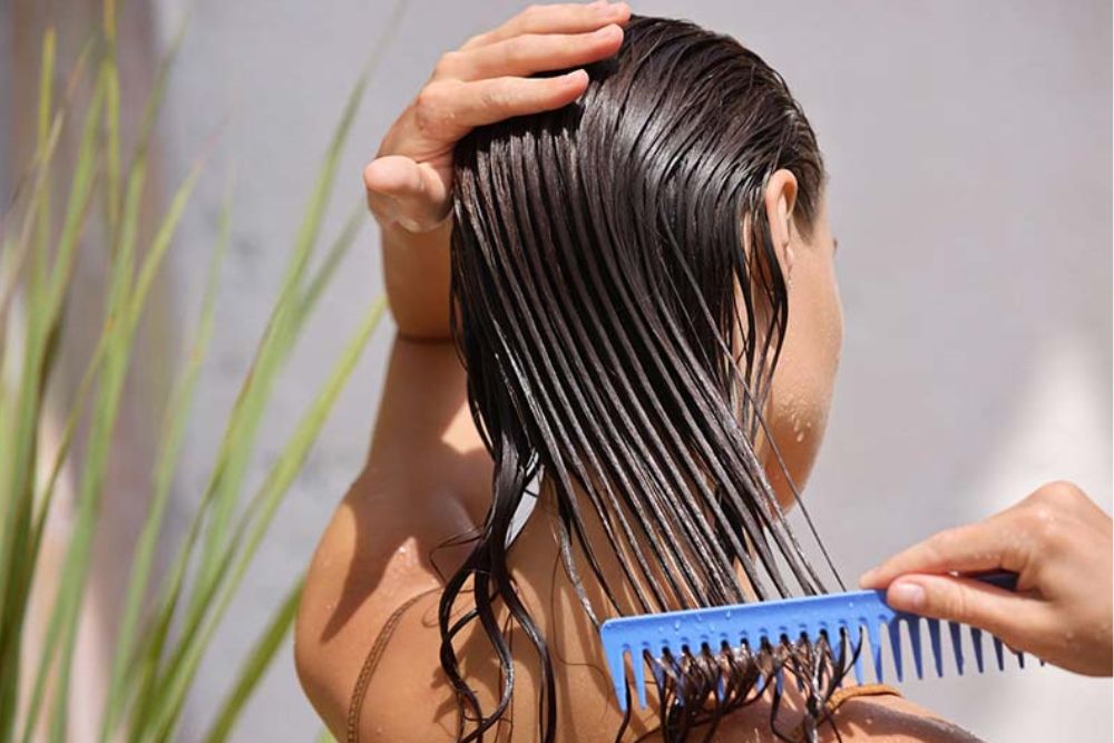 Chải tóc và làm ướt tóc trước khi gội giúp quá trình làm sạch hiệu quả hơn.