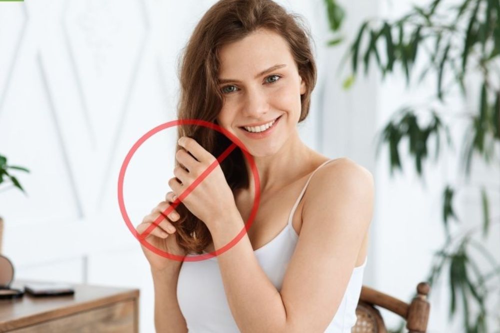 Hạn chế chạm tay giúp giảm dầu và bụi bẩn bám lên tóc.