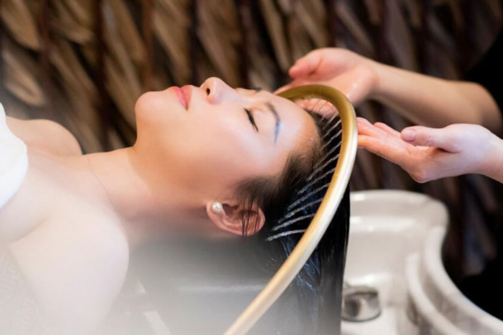 Gội đầu dưỡng sinh kết hợp làm sạch và massage giúp thư giãn da đầu.