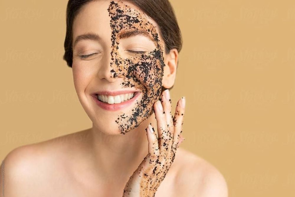 Tẩy tế bào chết để loại bỏ lớp da chết trên mặt