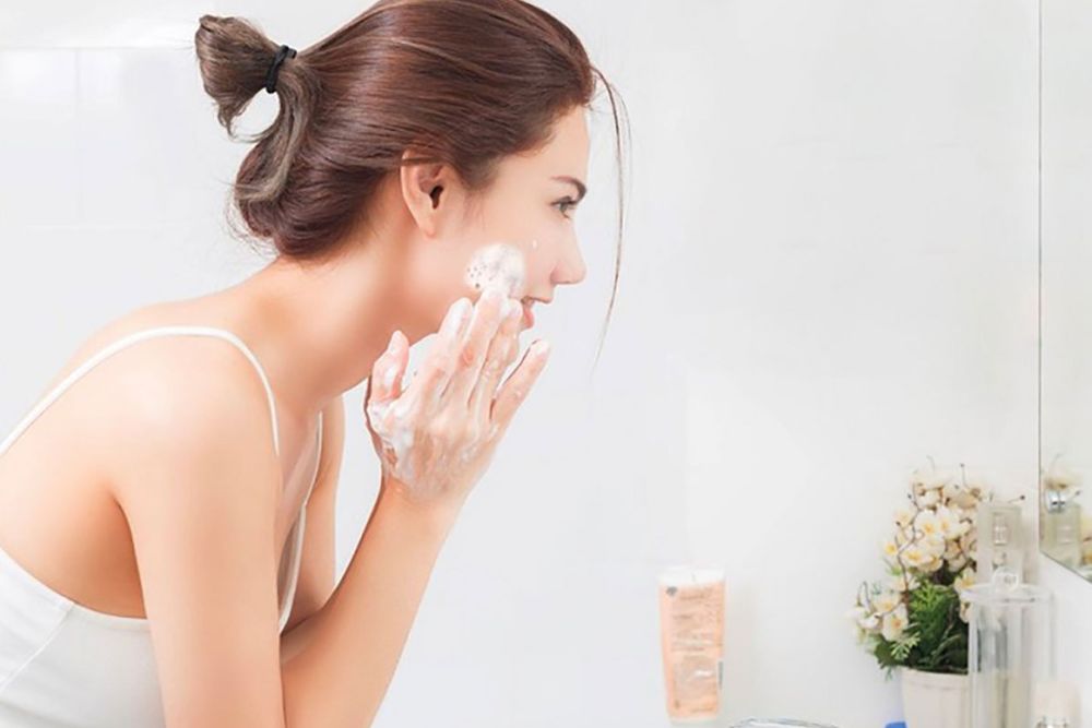 Làm sạch giúp giảm dầu thừa và ngăn ngừa mụn.
