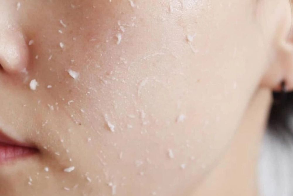 Tẩy tế bào chết giúp da thông thoáng và sáng mịn hơn.