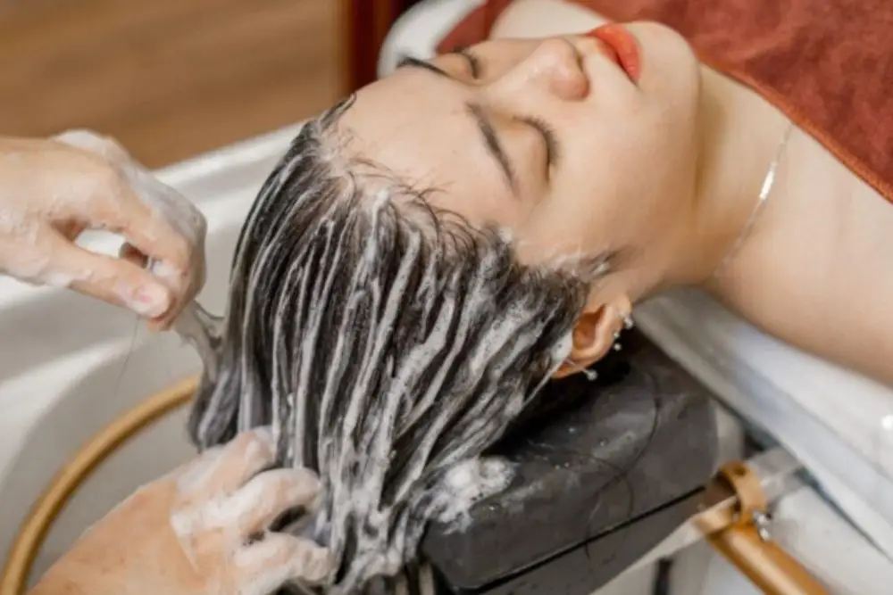 Dầu gội phù hợp giúp tóc sạch khỏe mà không bị khô xơ.