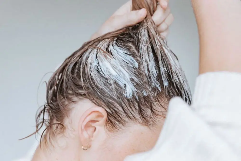 Ủ tóc giúp phục hồi và tăng cường độ ẩm.