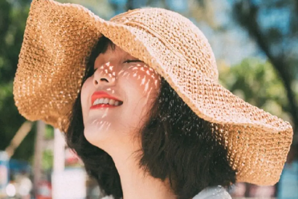 Bảo vệ tóc khỏi nhiệt, nắng và môi trường bên ngoài.