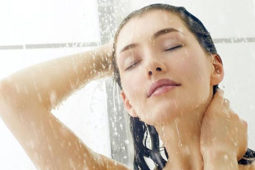 Xả tóc bằng nước mát giúp tóc giữ độ ẩm, hạn chế khô xơ và tăng vẻ bóng khỏe.