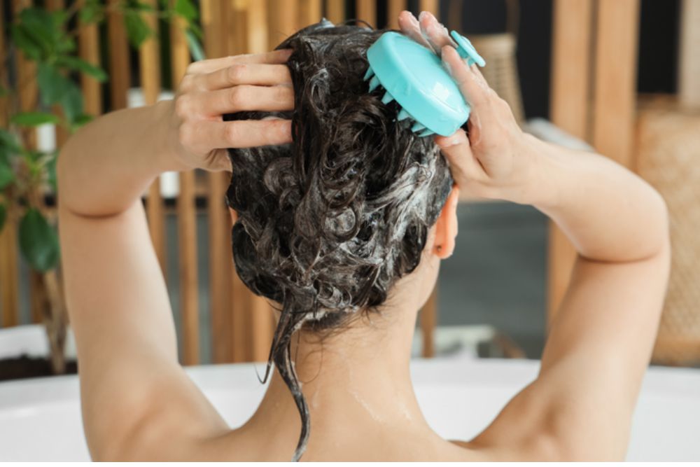 Tóc dầu nên được làm sạch bằng nước ấm nhẹ kết hợp sản phẩm chăm sóc phù hợp.