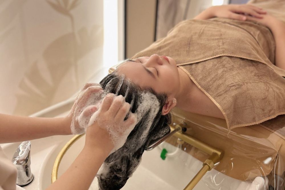Quy trình gội đầu đúng cách giúp làm sạch da đầu và nuôi dưỡng mái tóc khỏe đẹp.