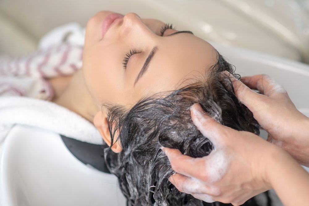 Gội đầu giúp làm sạch và bảo vệ da đầu, tránh tình trạng bết dính, tăng tiết dầu và bám bụi bẩn