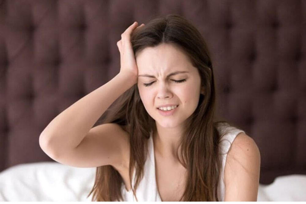 Người hay gội đêm dễ bị chứng đau đầu kinh niên do tóc chưa khô hẳn đã đi ngủ