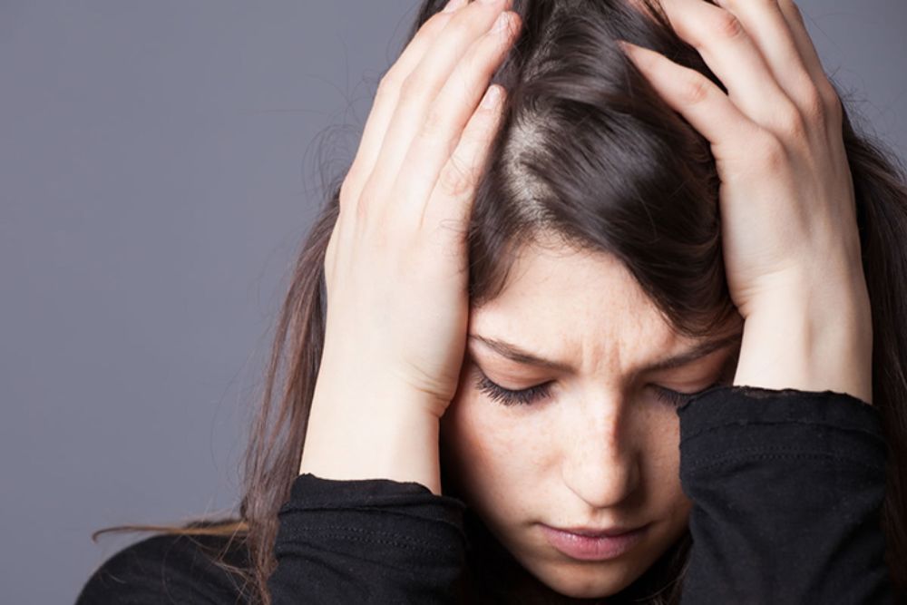 Stress kéo dài ảnh hưởng đến sức khỏe mái tóc và chu kỳ mọc tóc.