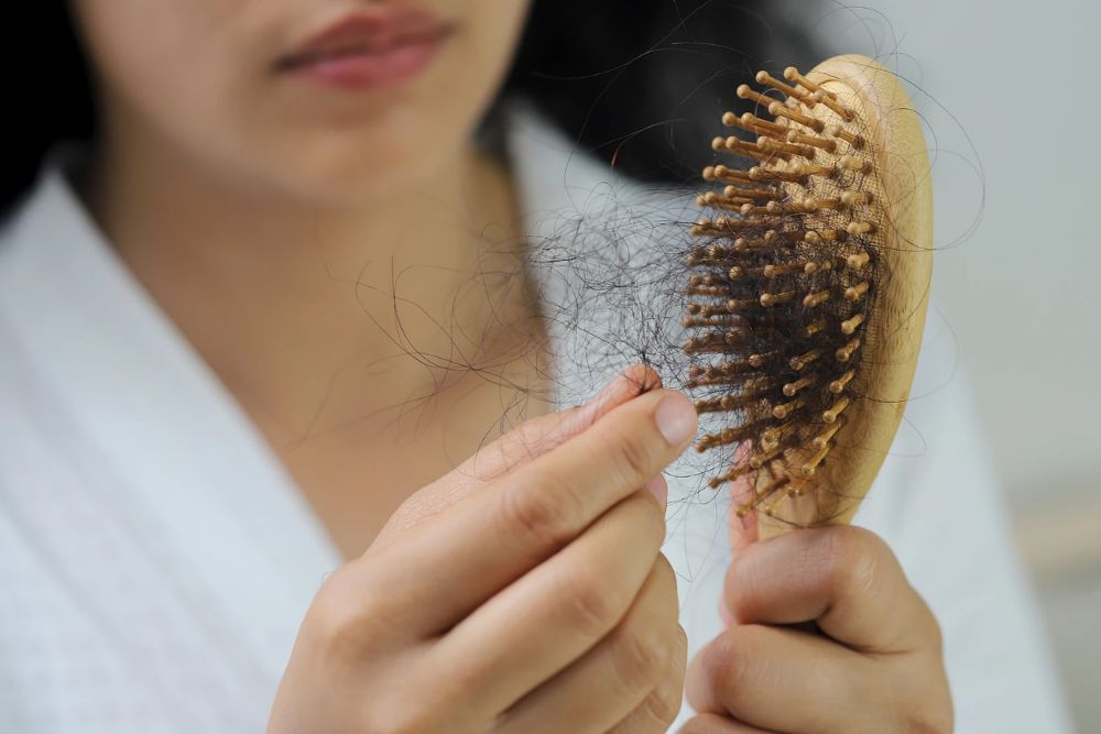 Nhận biết sớm dấu hiệu rụng tóc giúp chăm sóc và phục hồi mái tóc hiệu quả hơn.