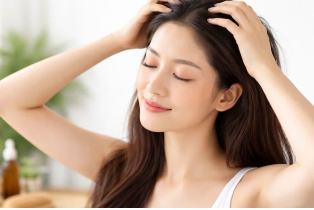 Massage da đầu giúp thư giãn và hỗ trợ chăm sóc chân tóc.