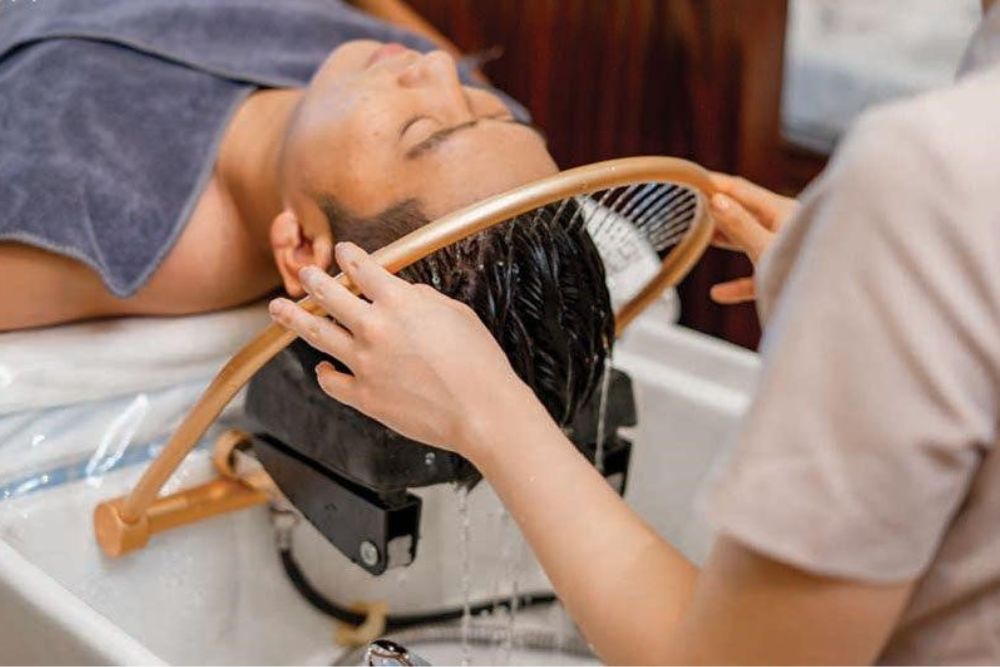 Massage nhẹ nhàng khi gội giúp làm sạch da đầu mà không gây tổn thương.